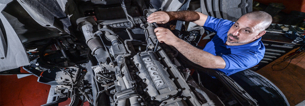 מכונאי מתקן מנוע של משאית